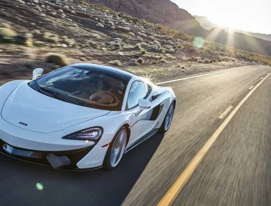 Του έδωσαν να οδηγήσει μια McLaren 570GT και τα κατέγραψε όλα στην κάμερα